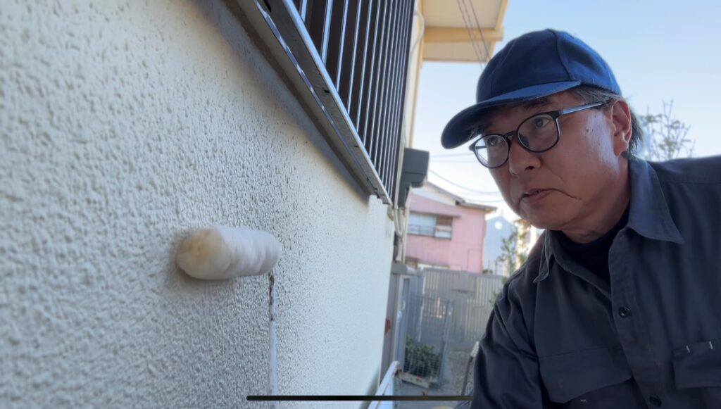 3回目の上塗りをする職人