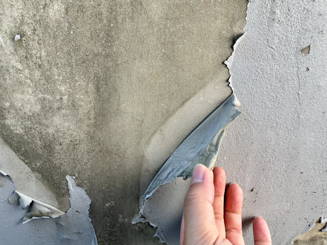 塗膜が剥がれたコンクリート基礎