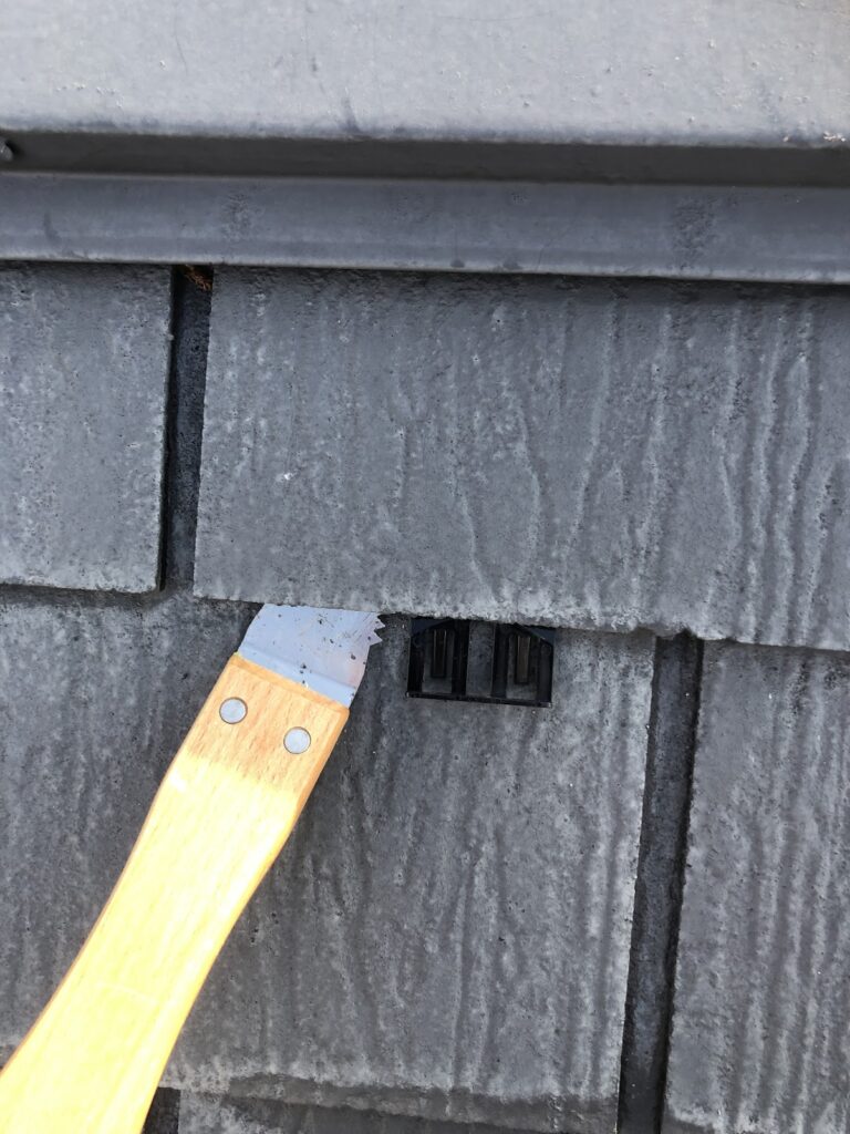 屋根塗装の縁切り タスペーサー挿入