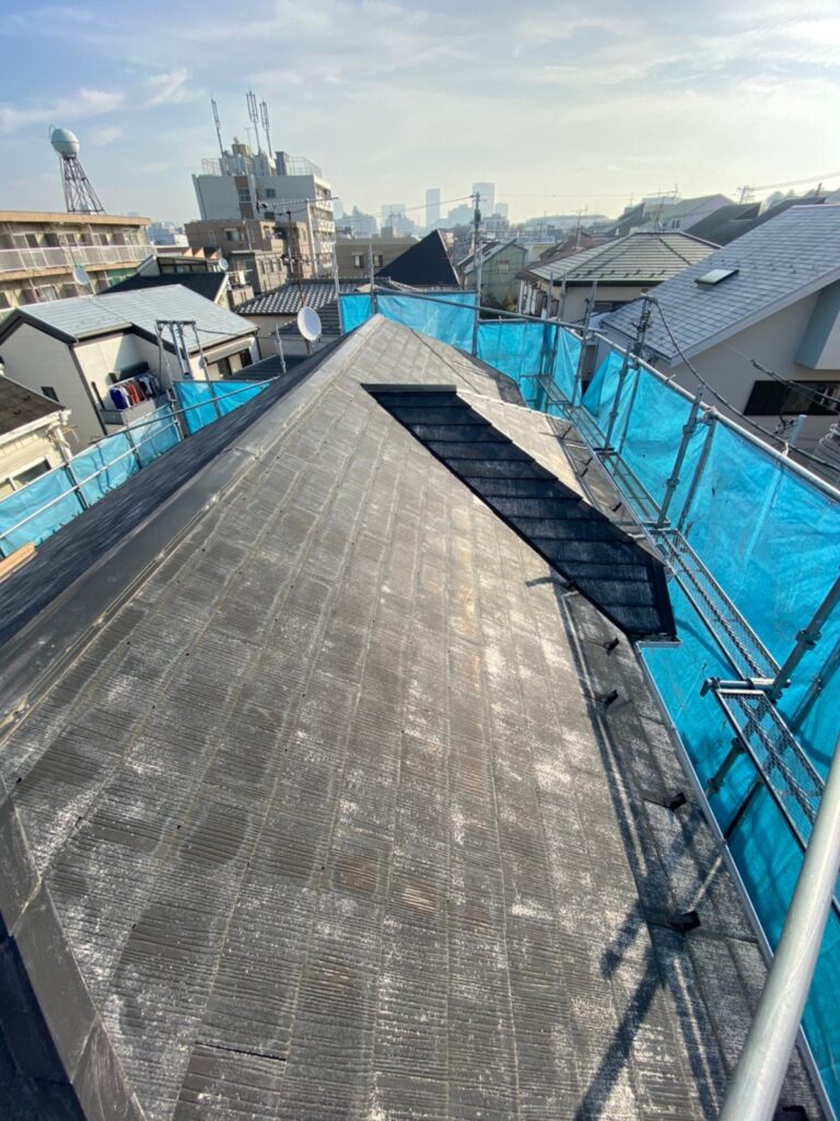 塗装前の苔の生えたスレート屋根