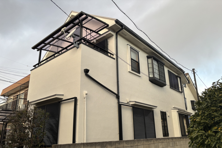 ベージュに生まれ変わった外壁