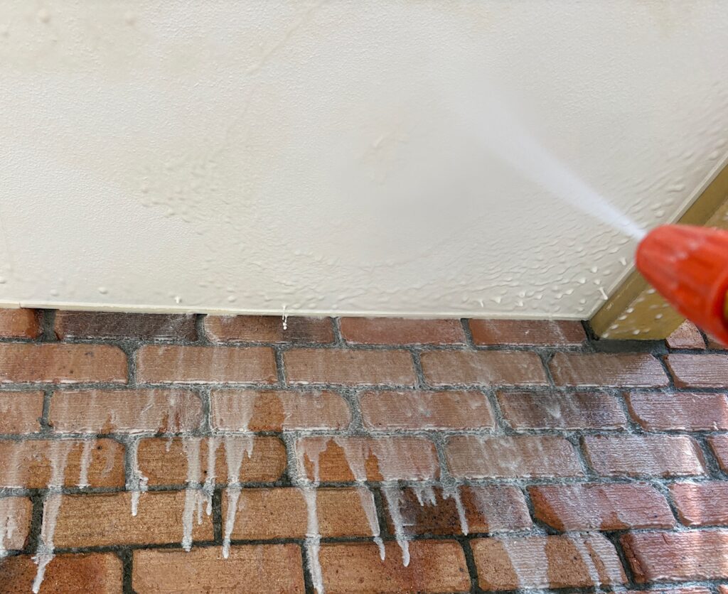 チョーキングしている軒天井の高圧洗浄