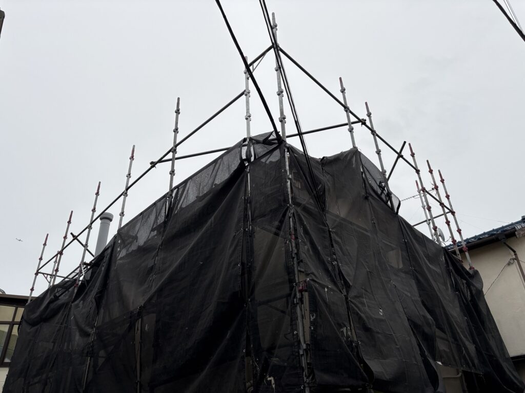 足場メッシュシート 台風対策
