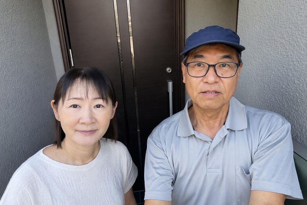 世田谷区で陸屋根防水工事および外壁塗装を施工したお客様との写真